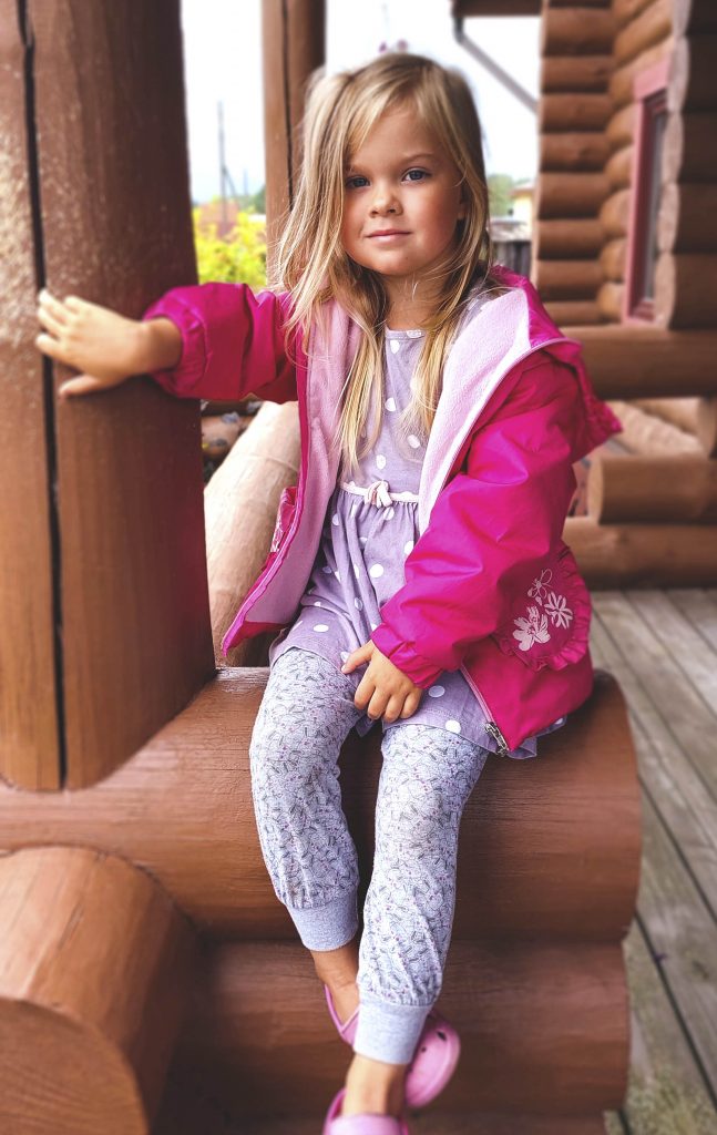 Наша внучка Дарья в ожидании гостей сидит на террасе.