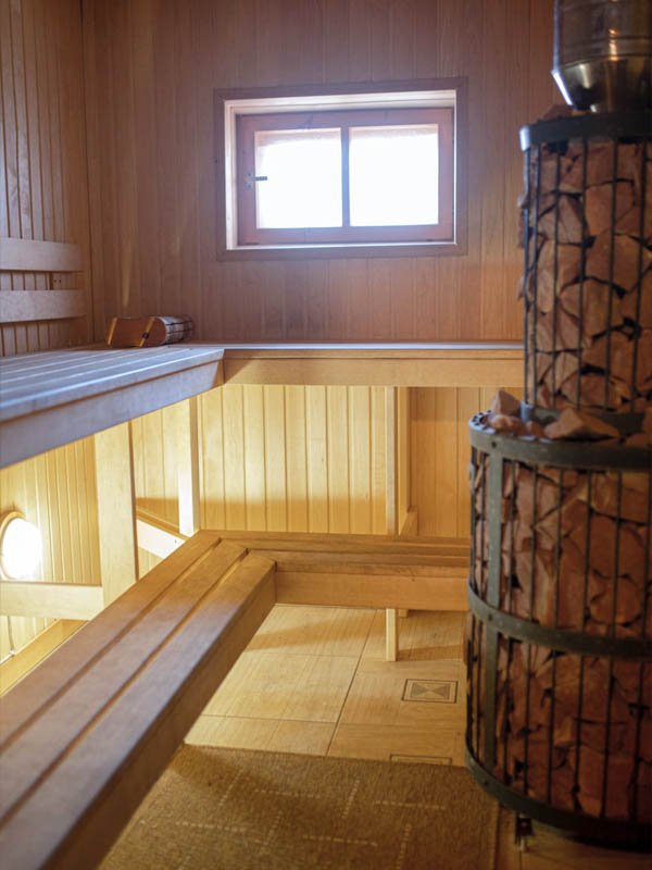 В бане гостевого дома в карелии просторная парная и каменка из малинового кварцита