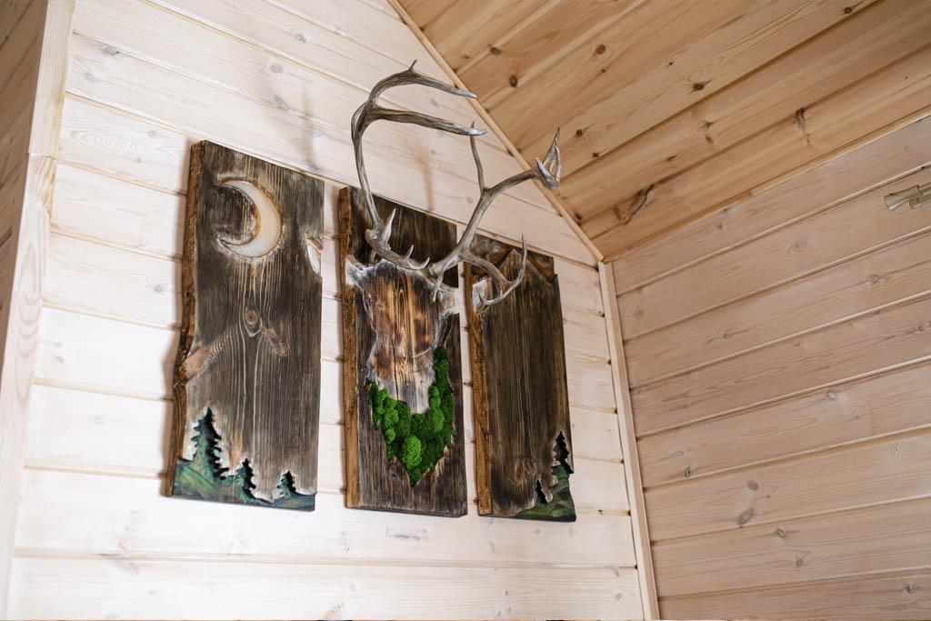 Картина ручной работы из дерева и оленьих рогов в гостевом доме в Карелии